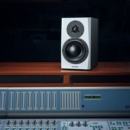 Активный студийный монитор Dynaudio LYD 7 (Черный с белым передом)