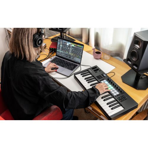 MIDI (миди) клавиатура NOVATION Launchkey 37 MK4