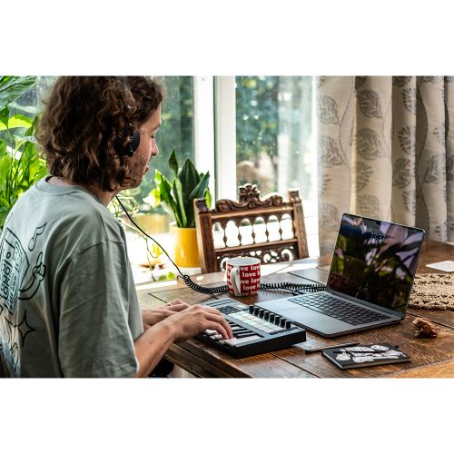 MIDI (миди) клавиатура NOVATION Launchkey Mini 25 MK4